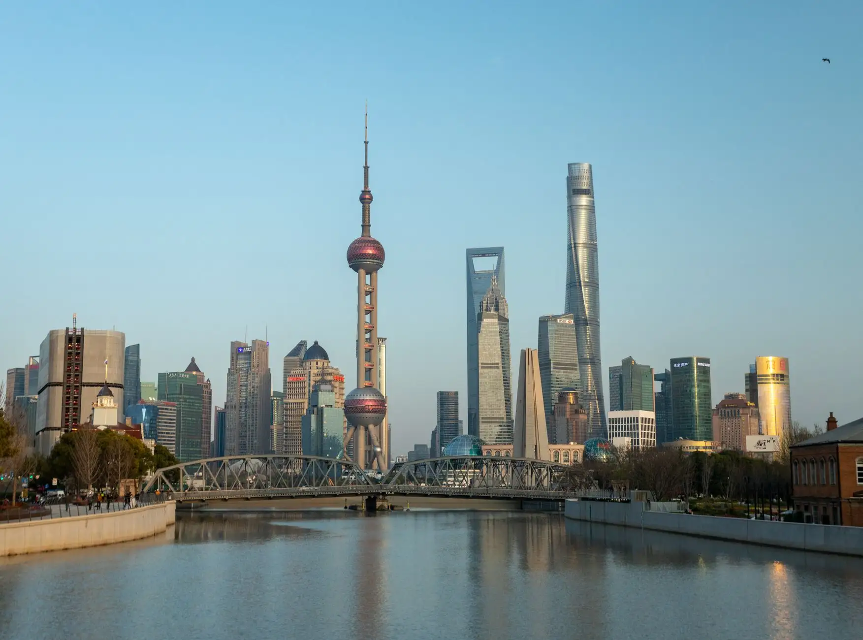 2025年办公标识设计趋势：工位牌与门牌材料的创新应用