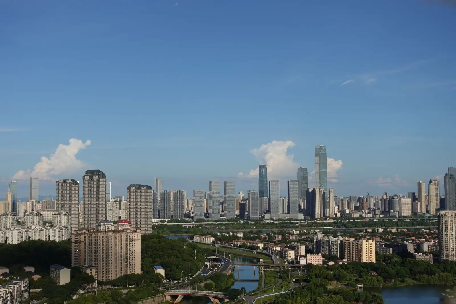 2025年办公标识设计趋势:工位牌与门牌材质应用前瞻