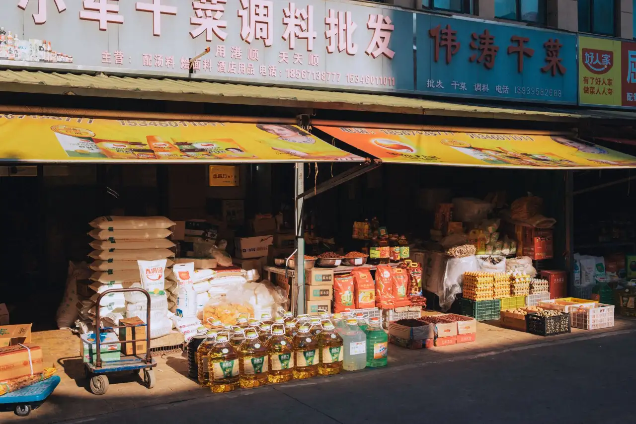 2025年办公标识设计趋势：工位牌与门牌的人性化融合