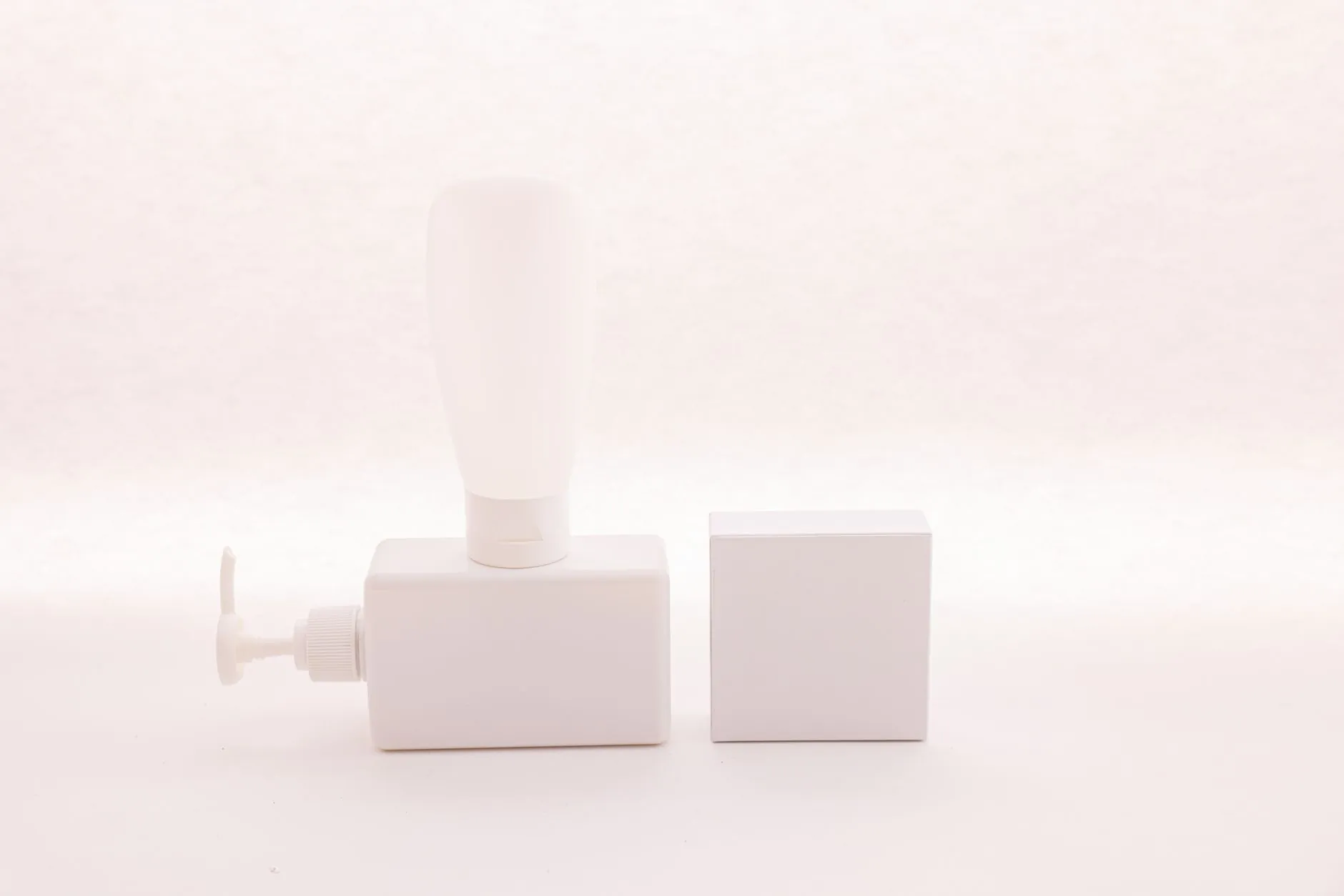 工位牌与门牌设计材质对比：PVC、亚克力与金属的适用场景
