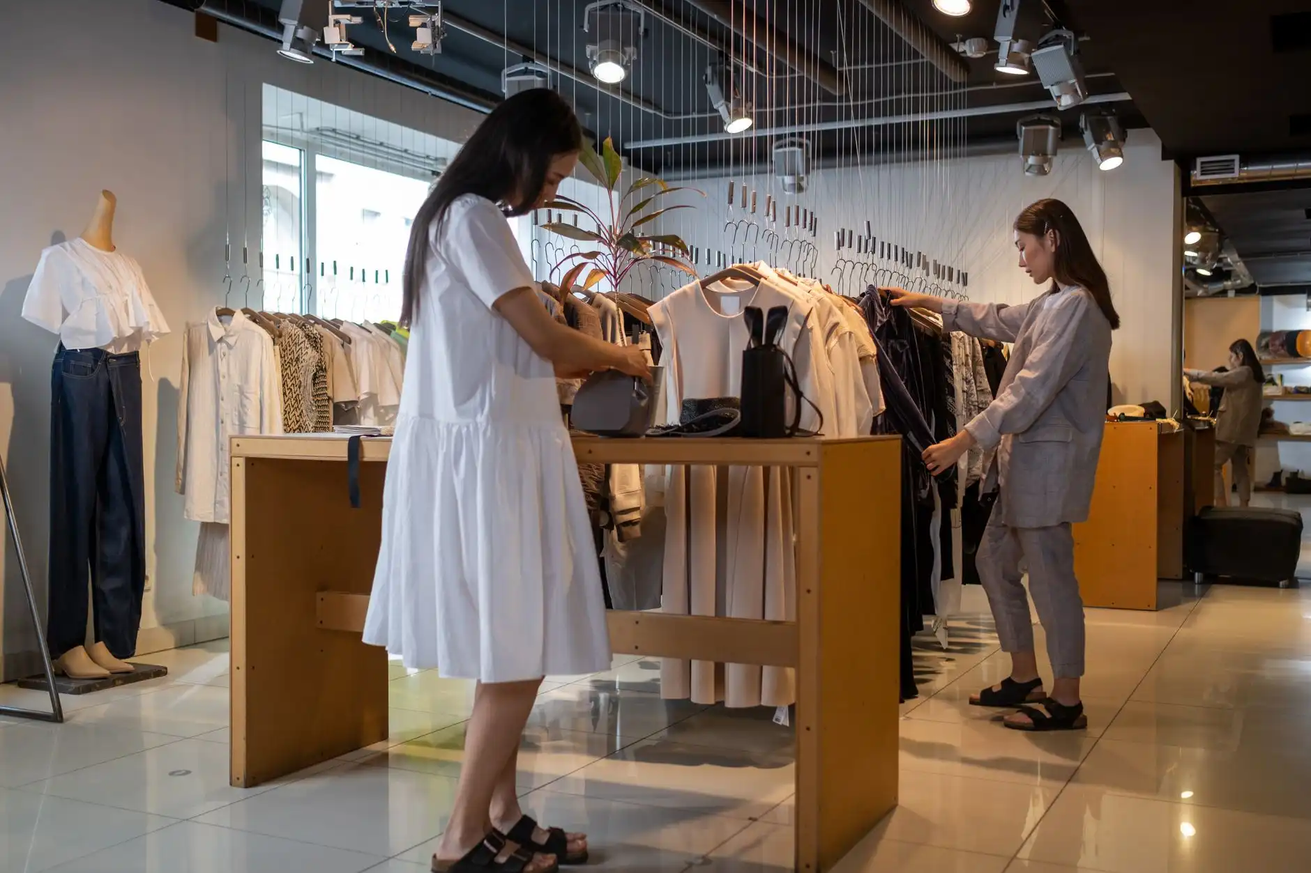 工作证与胸牌设计材料工艺对比及质量管控要点