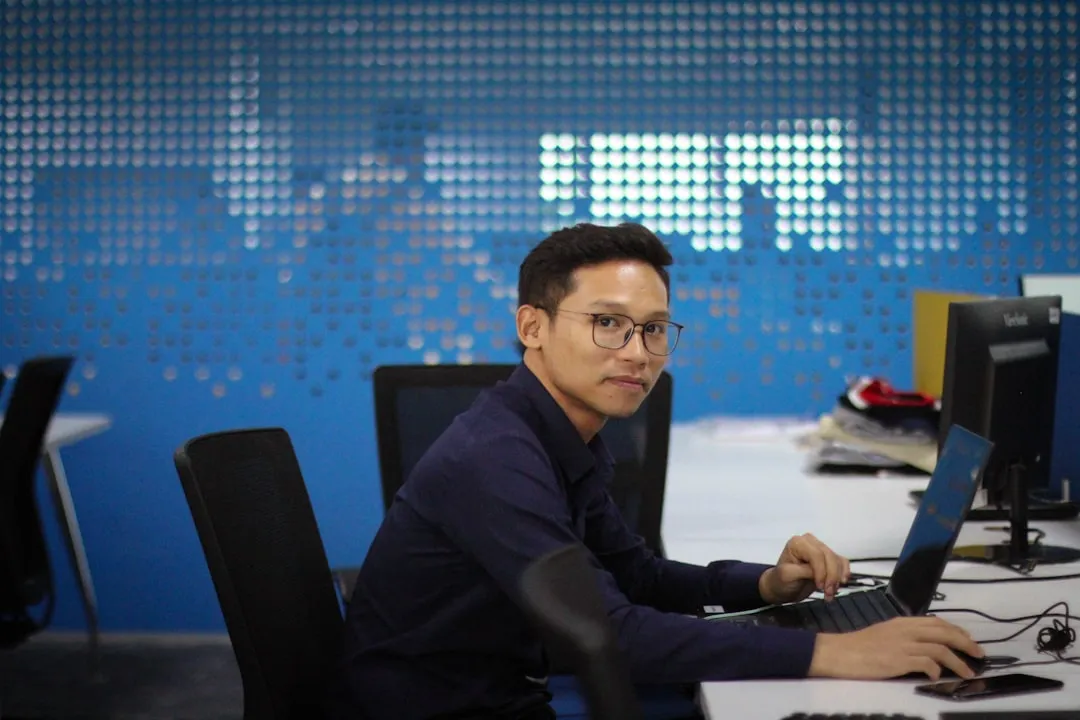 工位牌与门牌设计工艺对比：雅蕾科技解析亚克力与金属材质优劣